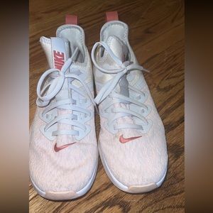 Women’s Nike tennis shoes